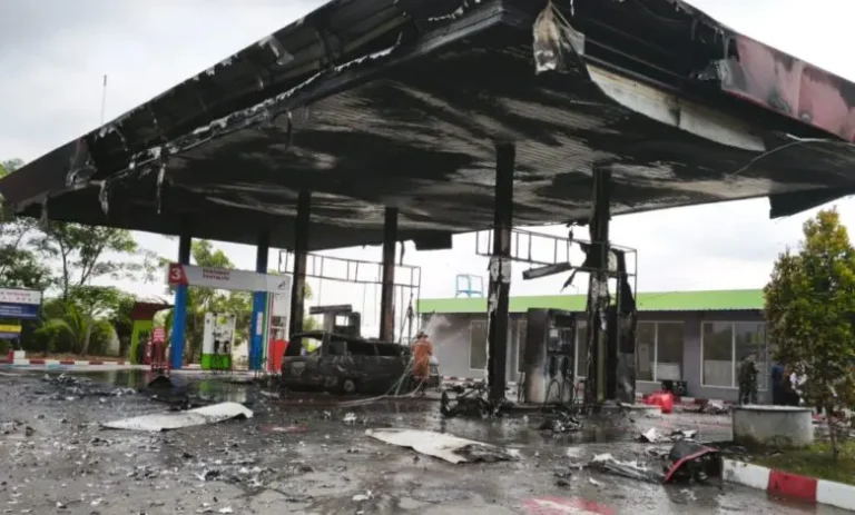 Mitsubishi L300 Terbakar Saat Mengisi BBM di SPBU Cuplik