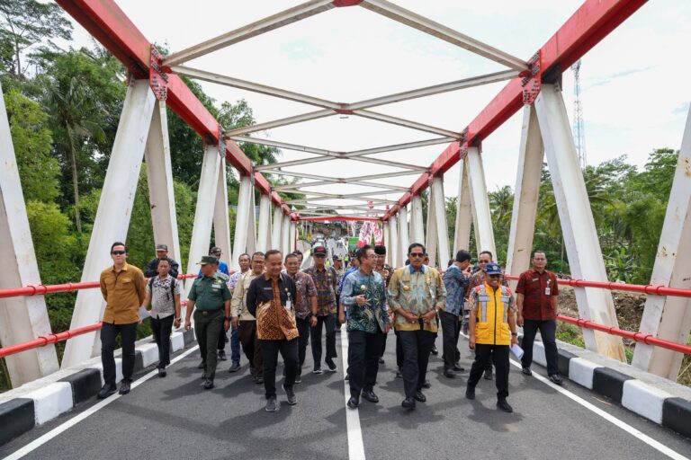 Pj Gubernur Jateng Resmikan Jembatan Sucipto Suwigo Magelang