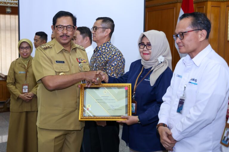 Pemprov Jateng Berikan Penghargaan Kepada 12 Anggota TPID Eksternal