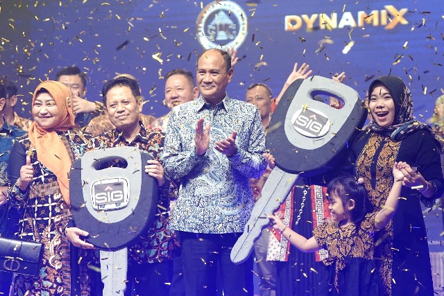 Pasarkan Semen Hijau Produk SIG, Novitasari Raih Grand Prize Mobil