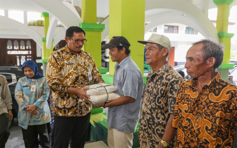 Pemprov Jateng Salurkan Bantuan Kebencanaan Senilai Rp230 Juta di Pemalang