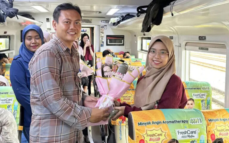 Valentine Day, KAI Daop 4 Semarang Bagikan Cokelat dan Bunga Untuk Penumpang KA