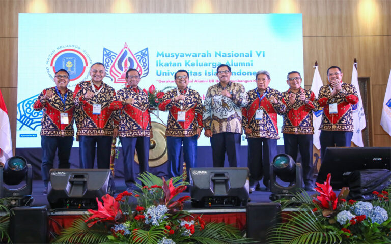 Nana Sudjana Minta Alumni UII Berkontribusi Untuk Pembangunan Jateng