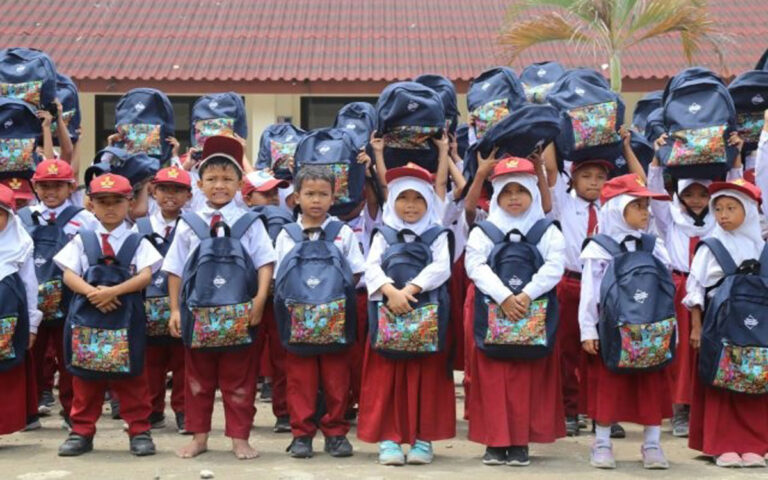 Dukung Pendidikan Inklusif, Telkomsel Bagikan Ribuan Tas Sekolah