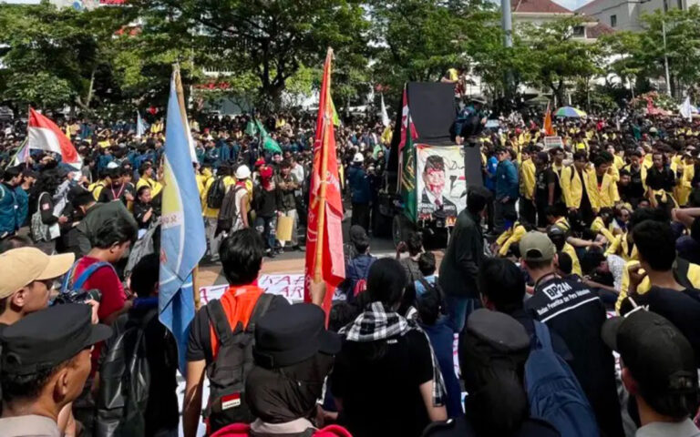 Massa Mahasiswa Serukan Aksi “Semarang Menggugat”