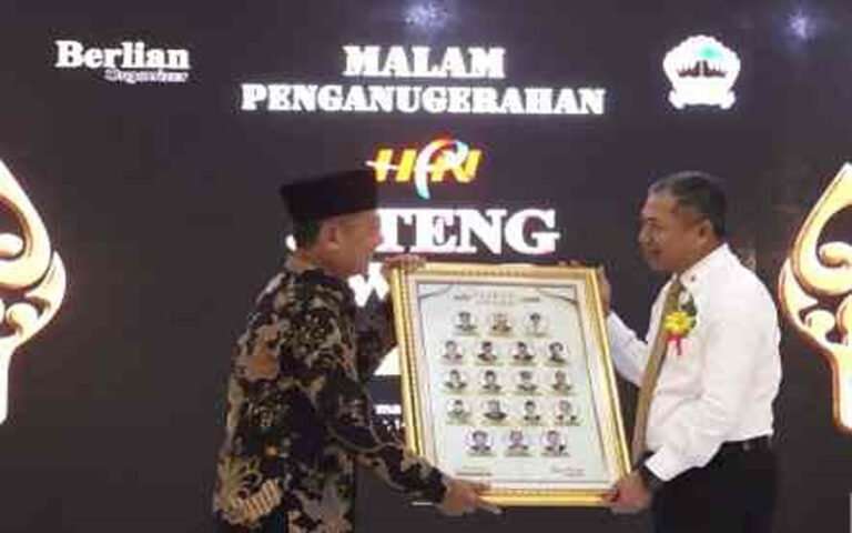 Rektor USM Dr Supari Raih Penghargaan Sebagai Tokoh Inspiratif