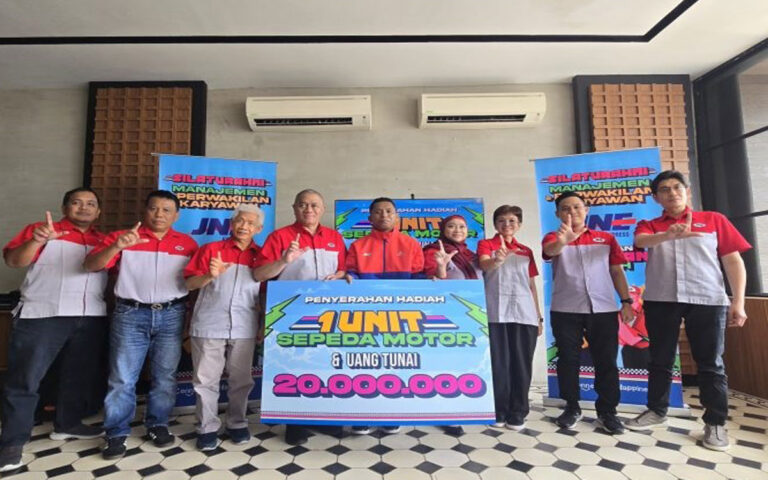 JNE Berikan Penghargaan Kepada Sirilus Siko, Ksatria JNE Surabaya