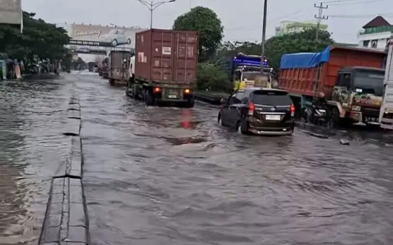 Kaligawe Masih Tergenang Banjir, Jalur Semarang-Demak Dialihkan