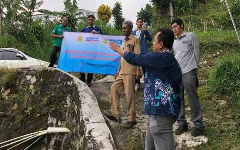 Tim PkM USM Beri Pendampingan Teknis Pemasangan Bronjong