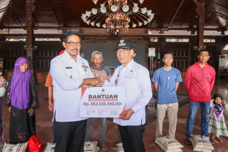 Nana Salurkan Bantuan Penanganan Banjir Kudus Senilai Rp382 Juta