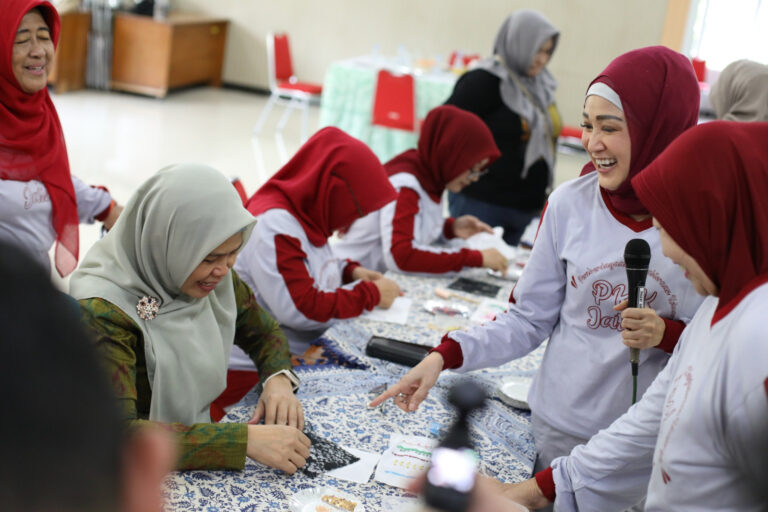 Para Ibu PKK Semangat Belajar Pasang Payet