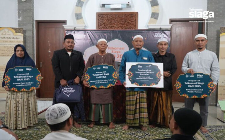 Telkomsel Salurkan Bantuan dan Buka Puasa Bersama Ratusan Warga