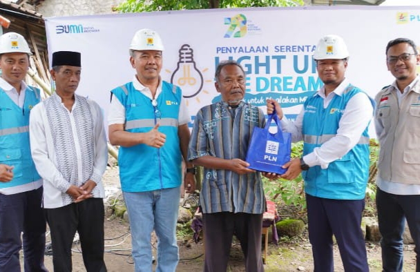 Rumah Sutrisno Jadi Terang Berkat Bantuan PLN