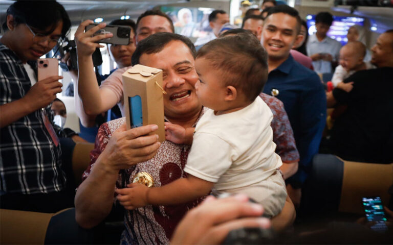 Sapa Hangat Luthfi Kepada Pemudik Asal Jateng di Stasiun Pasar Senen