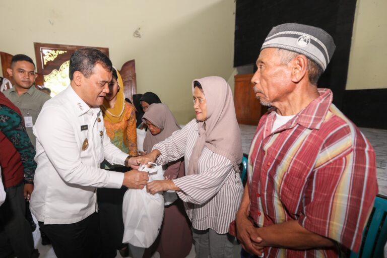 Tekan Angka Kemiskinan, Gubernur Jateng Salurkan Berbagai Bantuan Sosial