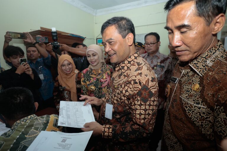 Gubernur Jateng Pastikan Layanan Kependudukan Berjalan Baik