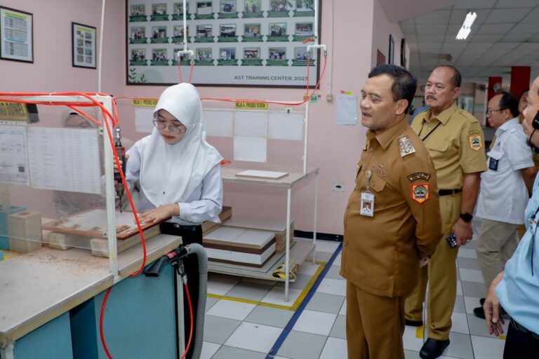 Pastikan Naker Terima THR, Luthfi Cek Dua Perusahaan di Semarang