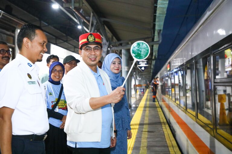 Wagub Jateng Bersama Ratusan Pemudik Naik KA dari Jakarta ke Semarang