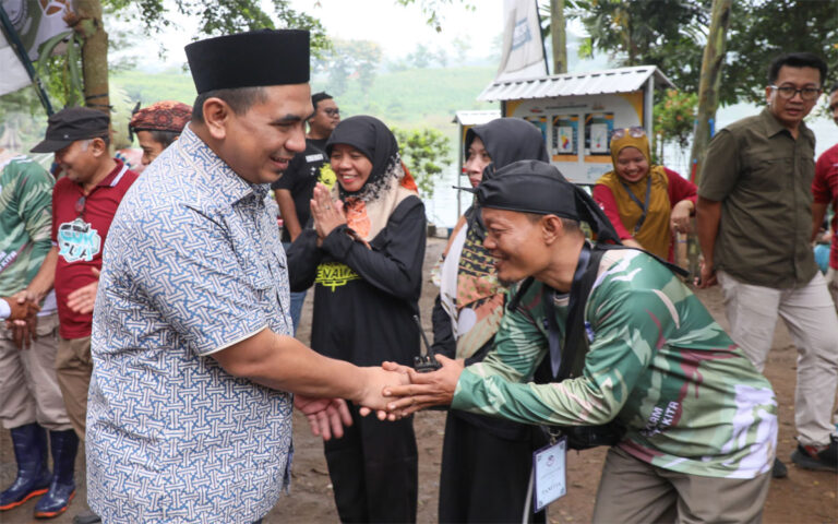 Taj Yasin Awali Tanam 1.000 Bibit Pohon di Kawasan Waduk Logung Kudus
