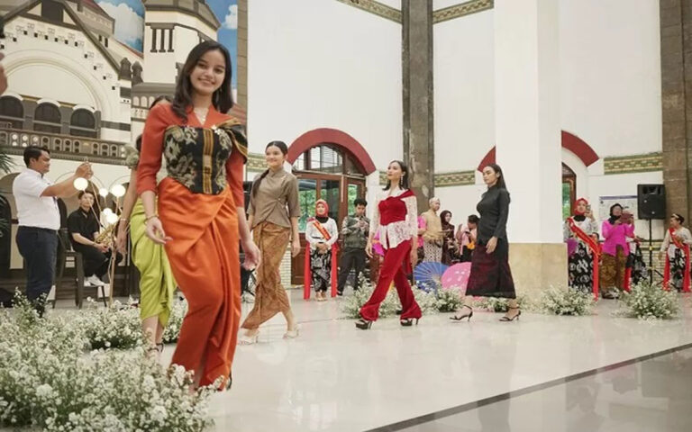 Peringati Hari Kartini, KAI Gelar Fashion Show di Stasiun Semarang Tawang