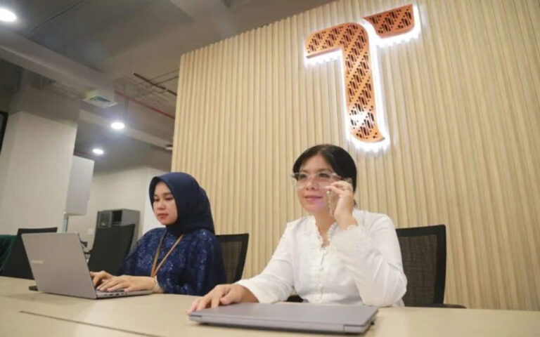 Peringati Hari Kartini, Karyawan Telkomsel Kenakan Batik dan Kebaya