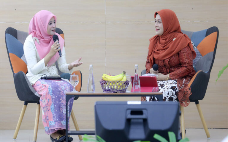 Perempuan Tak Cukup Miliki Ilmu, Tapi Mesti Berbudi Pekerti Luhur