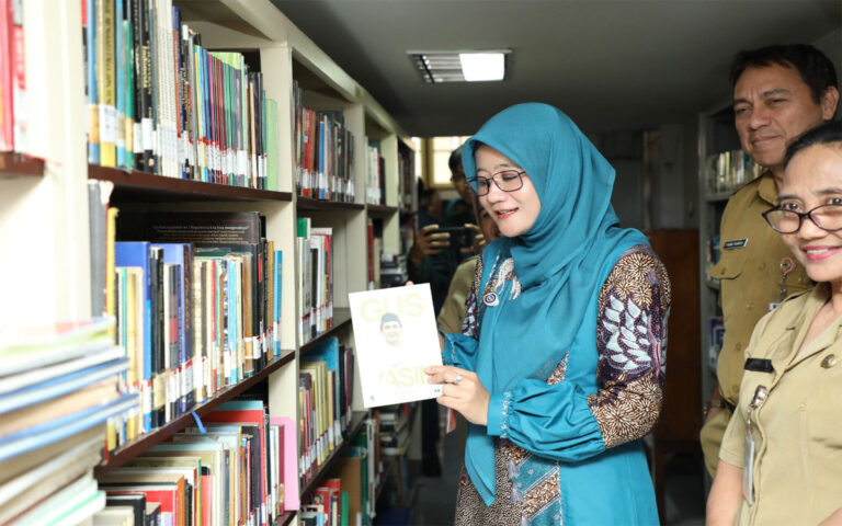 Sambangi Perpustakaan, Bunda Literasi Jateng Nawal Arafah Berdialog Dengan Pengunjung