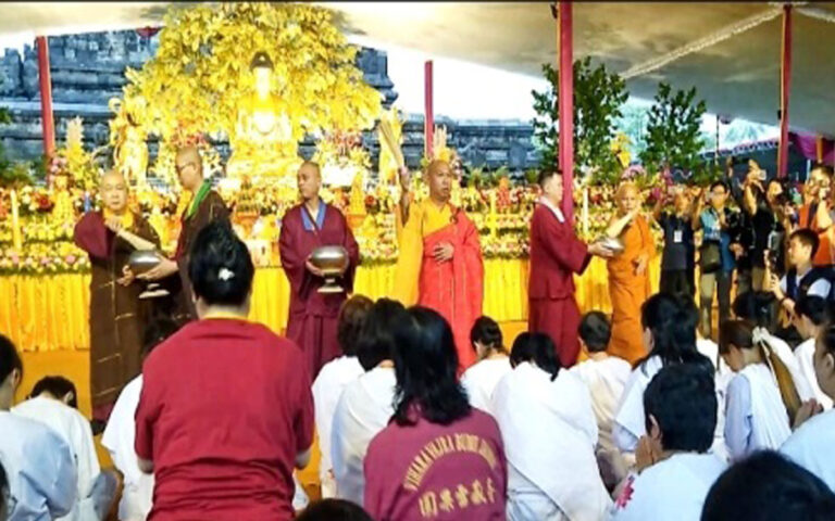 Umat Buddha Gelar Ritual Pensakralan Air Suci Waisak di Candi Mendut