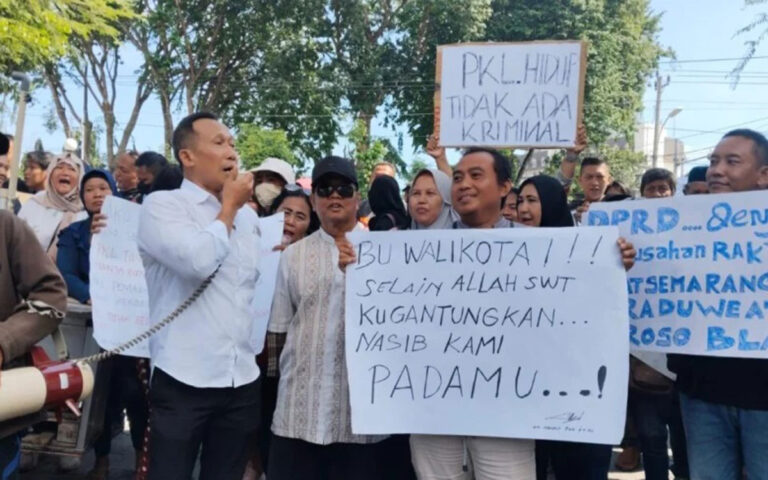 Dilarang Berjualan, Puluhan PKL Gelar Aksi di Kantor DPRD Kota Semarang