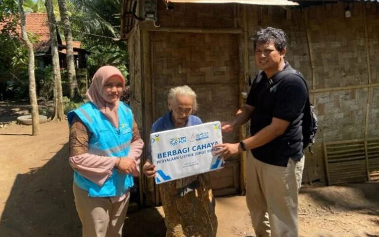 Peringati Hari Kartini, Srikandi PLN UP3 Magelang Nyalakan Listrik Gratis