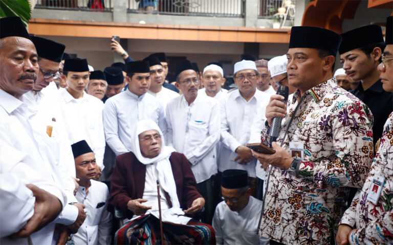Luthfi dan Taj Yasin  Hadiri Pemakaman Nyai Djamilah Hamid Baidhowi