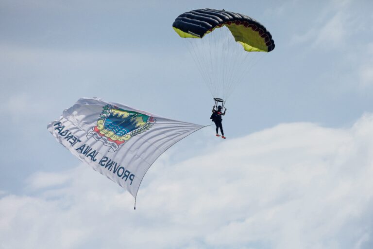 Event Karimunjawa International Skydiving and Adventure Sukses Digelar