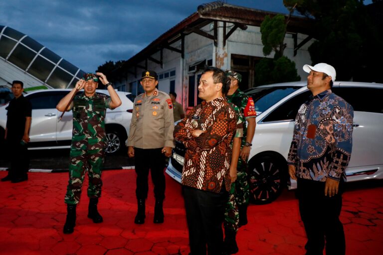 Tim Gabungan Lakukan Penanganan Penahan Air Laut Tanjung Emas Yang Jebol