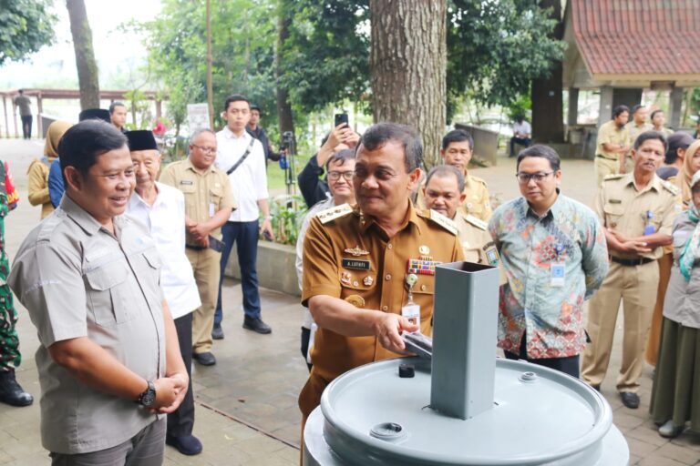 Pemprov Jateng dan UNS Berdayakan Masyarakat Olah Enceng Gondok Jadi Bio Briket