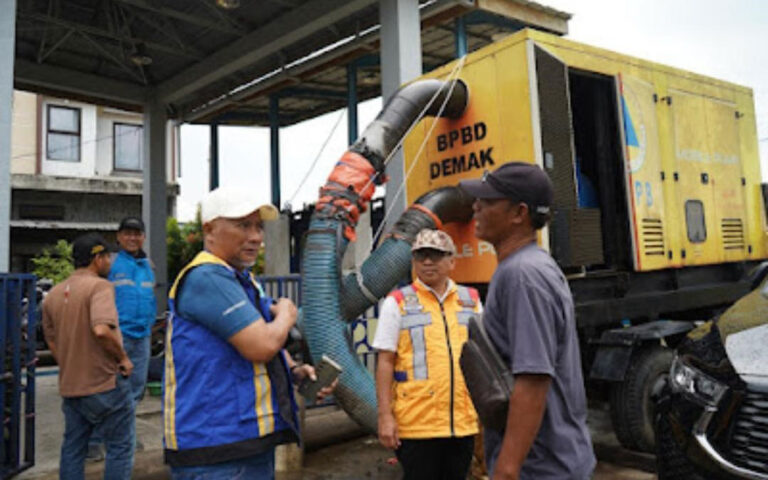 Keringkan Rob Jalan Pantura Demak, Pemprov Jateng Perbanyak Pompa