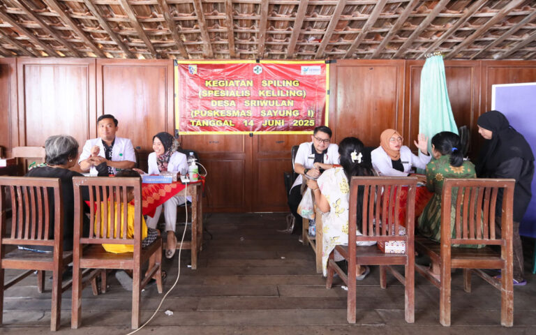 Antisipasi Penyakit Kulit, Dokter Spesialis Periksa Warga Terdampak Banjir Rob