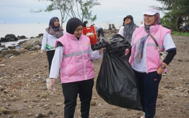 Sambut Hari Lingkungan Hidup,  PLN Gelar Aksi Bersih Pantai di Semarang