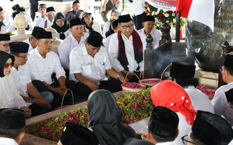 Sebanyak 2.000 Kader PDIP Jateng Ziarah Ke Makam Bung Karno
