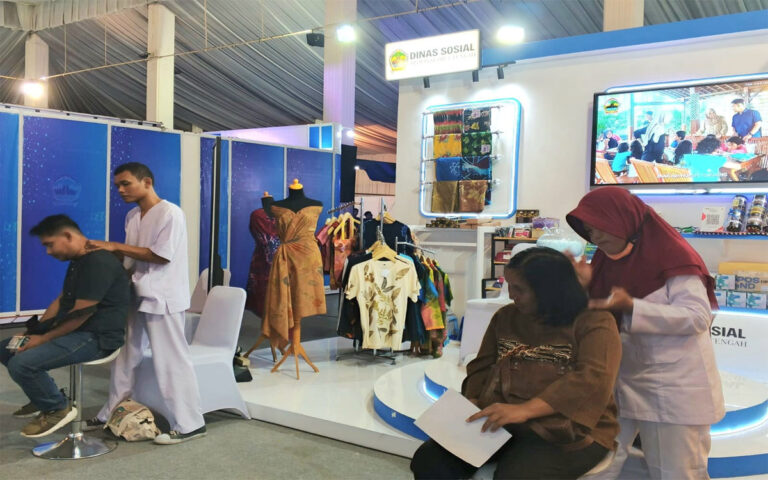 Badan Lelah, Manfaatkan Pijat Gratis Stan Dinas Sosial di Jateng Fair 2025
