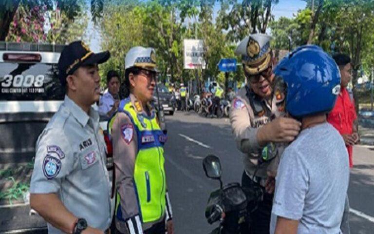 Operasi Patuh Candi 2025, Polrestabes Semarang Bagikan Helm Untuk Pengendara Tertib