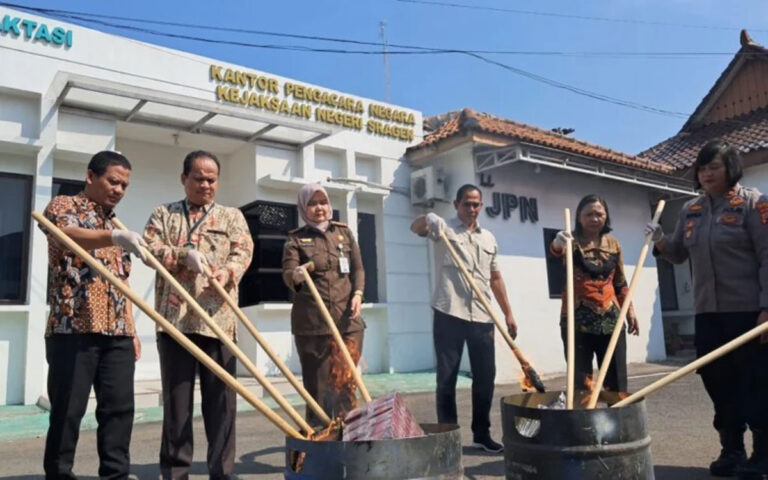 Kejari Sragen Musnahkan 448.000 Batang Rokok Ilegal