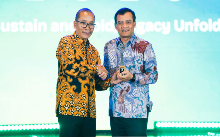 Luthfi Dinobatkan Sebagai Kepala Daerah Inspiratif Dalam Ajang SBBI Award