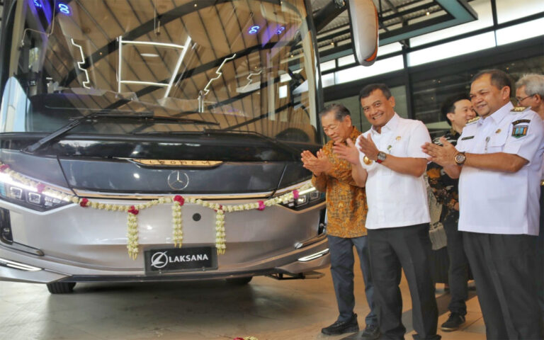 Luthfi Lepas Ekspor Bus Perdana Karoseri Laksana ke Sri Lanka