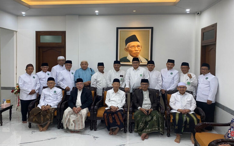 Peringati Milad ke-50, Pengurus MUI Pusat Ziarah ke Makam KH Sahal Mahfudz