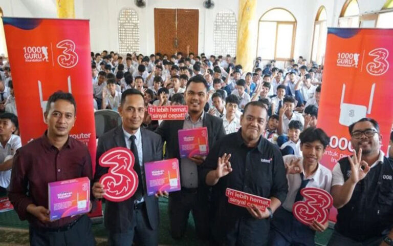 Tri Gandeng1.000 Guru Foundation Hadirkan Internet Untuk Pendidikan