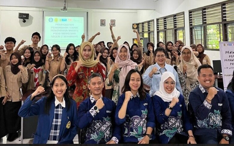 Tim PkM USM Beri Pelatihan Kepemanduan Wisata Kepada Siswa SMKN 2 Semarang