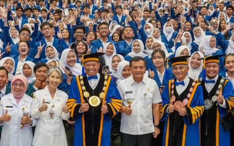 Sambut 16.380 Mahasiswa Baru, Rektor: Kalian Bukan Generasi Stroberi Rapuh, Tapi Generasi Temcy