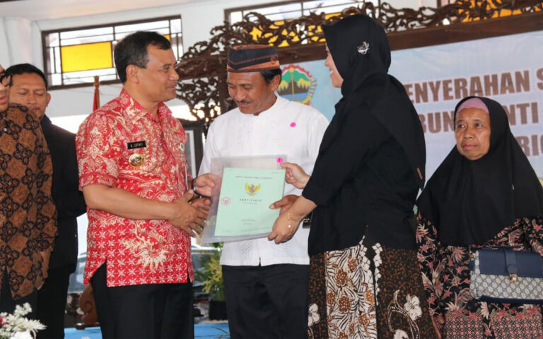 Hutang Petani Eks Proyek PIR Dihapus, Luthfi Bagikan 1.065 Sertifikat Tanah