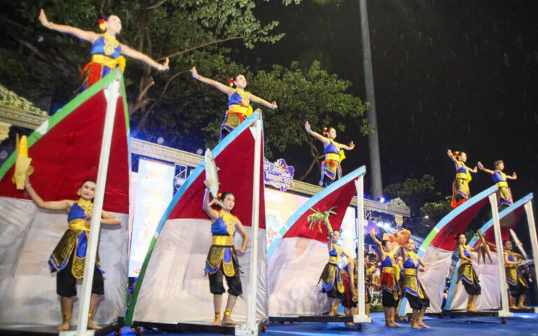 Parade Seni Budaya Hari Jadi ke-80 Jateng Tampil Meriah