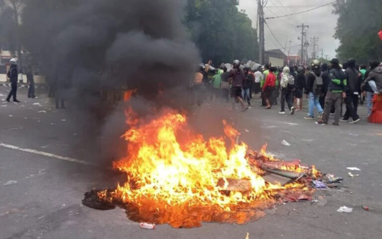 Aksi Ojol di Markas Brimob Solo Memanas Hingga Terjadi Ricuh